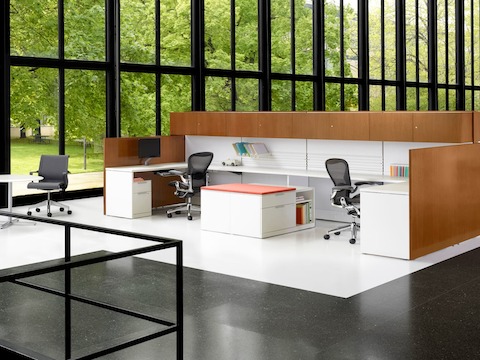 Estaciones de trabajo Ethospace con sillas de trabajo ergonómicas negras Aeron.