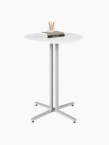 Un tavolo Everywhere bianco, rotondo, per lavorare in piedi, con gambe grigie.