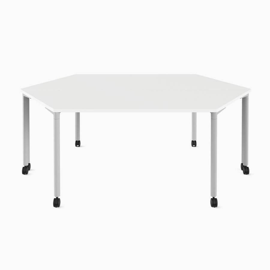 Zwei weiße, trapezoide Everywhere Tables, Rücken an Rücken aufgestellt.