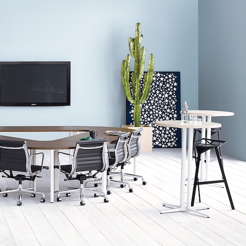 Sala com mesas Everywhere configuradas em formado de oficina à esquerda e configuração de tampo de bar casual à direita.