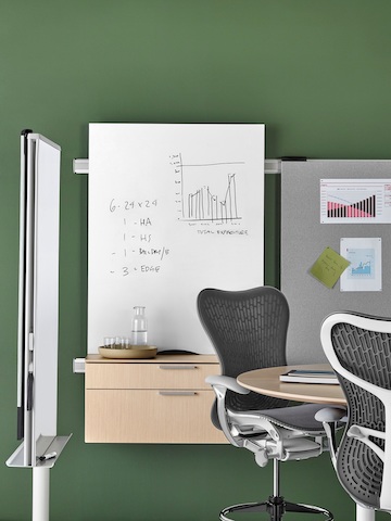 A collaboration space created with gray Mirra 2 Stools, a table, and Exclave wall-hung and mobile display elements. A collaboration space created with gray Mirra 2 Stools, a table, and Exclave wall-hung and mobile display elements.