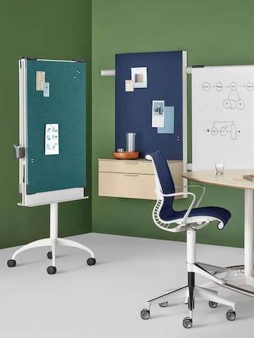 A collaboration space containing a blue Setu Stool and an Exclave mobile cart, stowage unit, and whiteboard. 