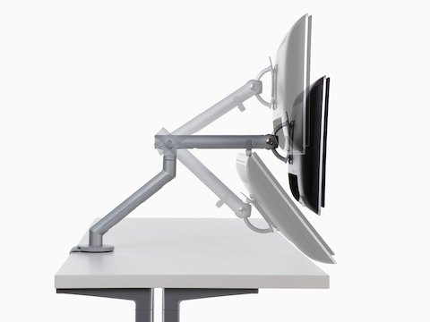 Vista de perfil de un brazo de monitor Flo ajustable en tres posiciones diferentes.