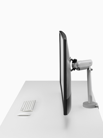 银色 Flo X 单显示器挂臂，搭配 43'' 屏幕，侧视图。选择前往 Flo X Single 产品页面。