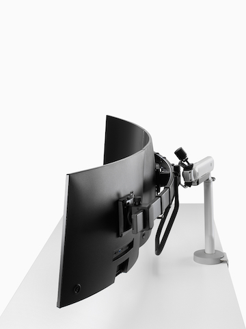 Opstelling met zilverkleurige Flo X-monitorarm voor drie monitoren, gezien van de zijkant. Selecteer om naar de productpagina van de Flo X voor drie monitoren te gaan.
