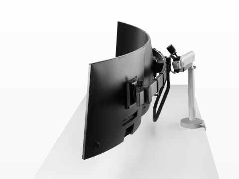 银色 Flo X 三显示器挂臂设置，侧视图。