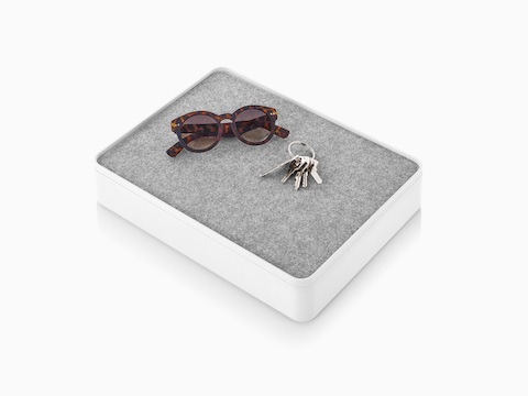 Ein weißer Formwork Short Bin mit einem rutschfesten Liner als Deckel, der Sonnenbrille und Schlüssel enthält.