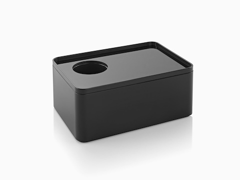 Visão angular de uma grande caixa preta com uma tampa removível e um copo removível.