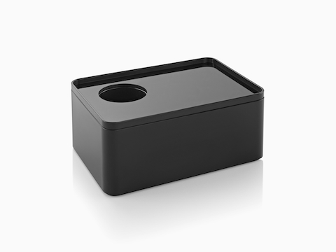 Abgewinkelter Blick auf eine große schwarze Form-Box mit abnehmbarem Deckel und abnehmbarer Tasse.