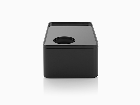Eine große schwarze Form-Box mit abnehmbarem Deckel und abnehmbarer Tasse, von der Schmalseite aus gesehen.
