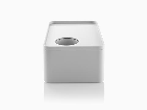 Eine große weiße Form-Box mit abnehmbarem Deckel und abnehmbarer Tasse, von der Schmalseite aus gesehen.