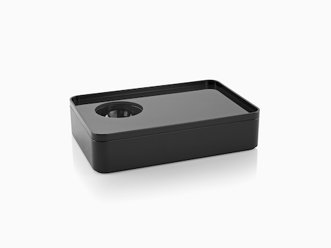 Abgewinkelter Blick auf eine kleine schwarze Form-Box mit abnehmbarem Deckel und abnehmbarer Tasse.