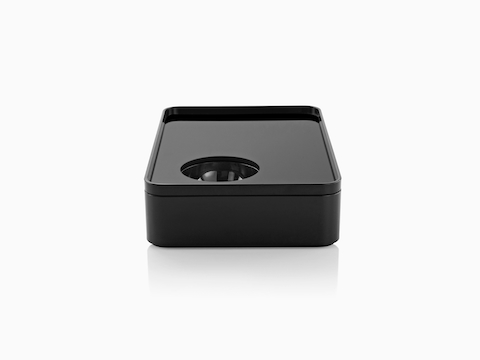Eine kleine schwarze Form-Box mit abnehmbarem Deckel und abnehmbarem Becher, von der Schmalseite aus gesehen.