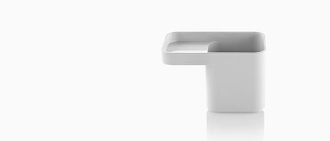 Vista de perfil de una taza de lápiz Formwork blanca con compartimento trasero profundo y compartimento frontal en voladizo. Vista de perfil de una taza de lápiz Formwork blanca con compartimento trasero profundo y compartimento frontal en voladizo.