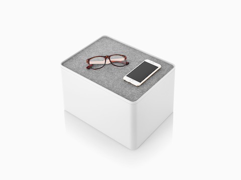 Módulo alto blanco de Formwork con revestimiento antideslizante como solapa, que contiene gafas y un teléfono inteligente.