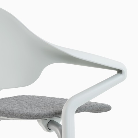 Eine Detail-Nahaufnahme einer röhrenförmigen Armlehne eines Fuld Stuhls.