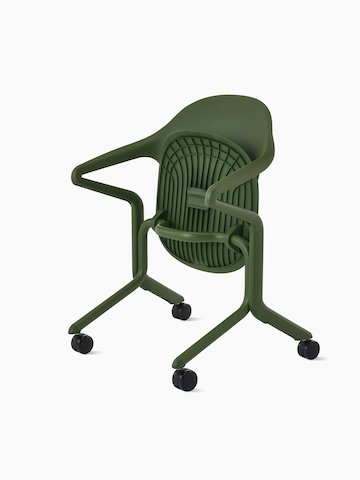 Vista frontale angolare di una sedia impilabile Fuld in verde oliva con il sedile ripiegato.