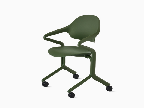 Vista frontale angolare di una sedia impilabile Fuld in verde oliva.