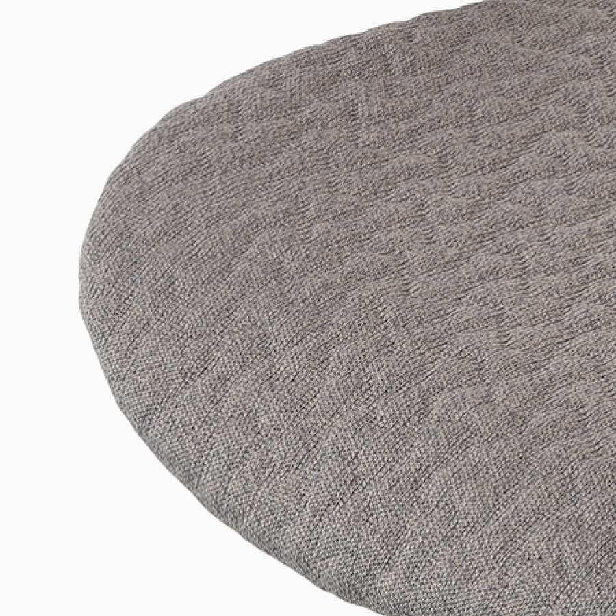 Een close-up van 3D Knit-textiel Cocoa op de zitting van een Fuld Nesting-stoel.