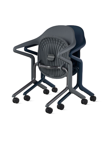 两把 Fuld 嵌套式座椅的正面图。