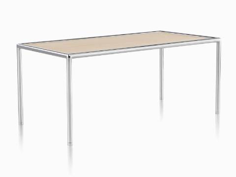 Uma vista angular de uma mesa rectangular Full Round com um tampo castanho e estrutura metálica tubular.