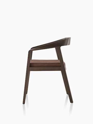 Full Twist客席椅，从侧面看，深色木质家具和棕色座垫。