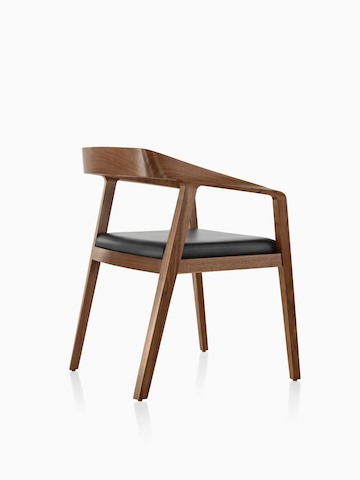 Full Twist宾椅，中等木质表面和黑色座垫，从侧面看。