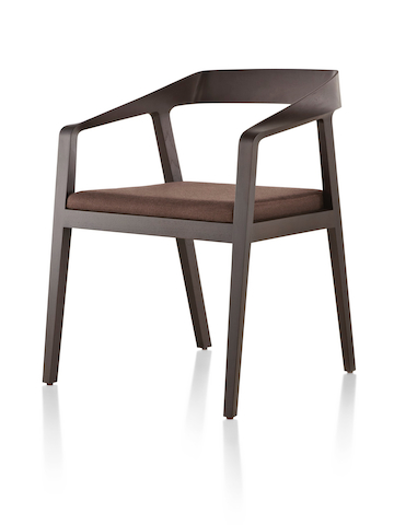 Full Twist Guest Chair con finitura in legno scuro e cuscino marrone, visti da un angolo di 45 gradi.