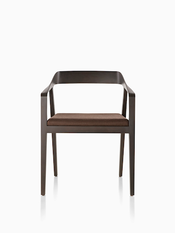Full Twist Guest Chair com acabamento em madeira escura.