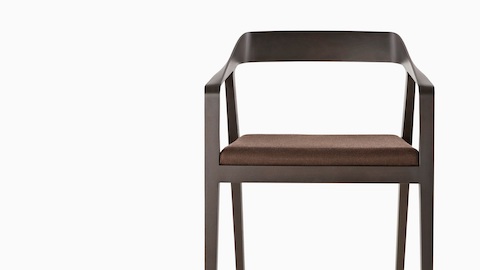 Full Twist座椅椅子，从正面看，有深色木饰面和棕色座垫。
