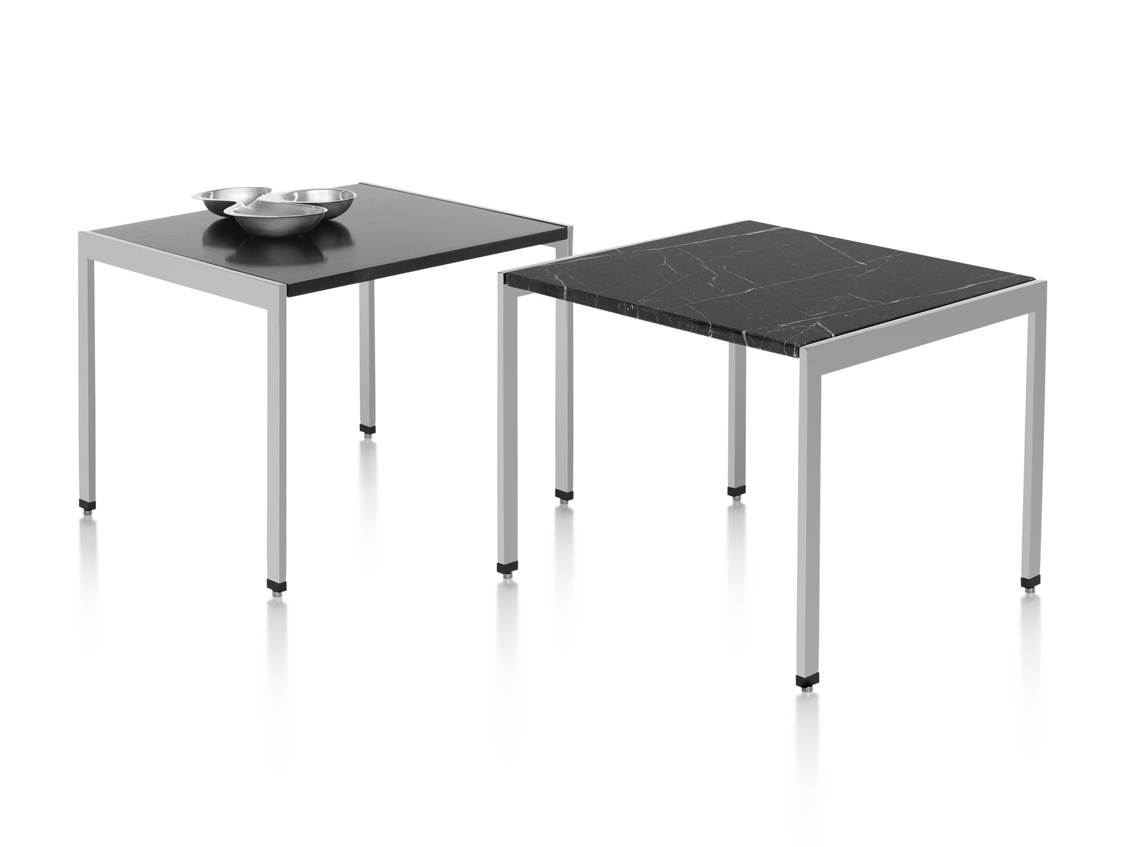 Deux tables d'appoint F Frame, une avec un plateau en bois noir et une avec un plateau en pierre noire.