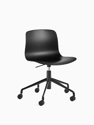 Silla About a Chair en negro, con base negra giratoria en estrella de 5 puntas, vista desde un ángulo.