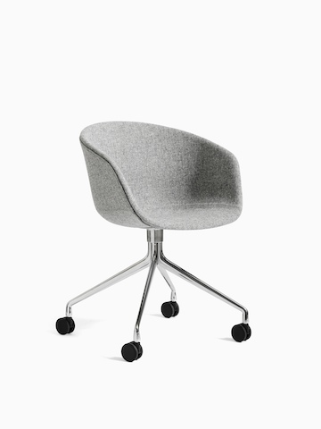 Silla About a Chair tapizada en gris, con base giratoria en estrella de 4 puntas, vista desde un ángulo.