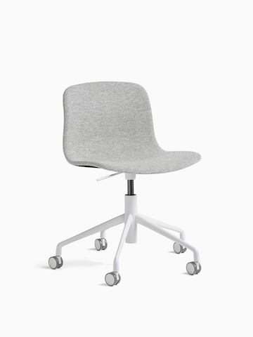 Silla About a Chair tapizada en gris, con base blanca giratoria en estrella de 5 puntas, vista desde un ángulo.