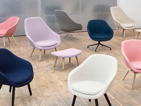 Coleção de lounge chairs About A dispostas em diversas cores e estilos.