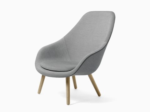 Lounge Chair About A, cinza com base em madeira, vista em ângulo.