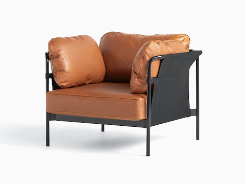 Uma Lounge Chair Can da HAY com estofamento em couro marrom e estrutura preta, vista de frente levemente em ângulo.