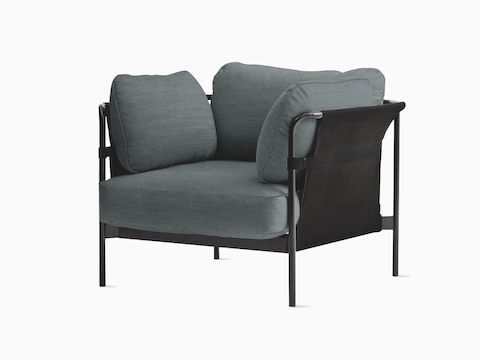 Uma Lounge Chair Can da HAY com estofamento em tecido cinza escuro e estrutura preta, vista de frente levemente em ângulo.
