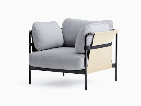 Uma Lounge Chair Can da HAY com estofamento em tecido cinza claro e estrutura preta, vista de frente levemente em ângulo.