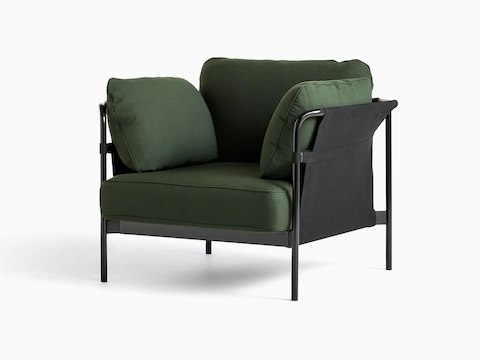 Uma Lounge Chair Can da HAY com estofamento em tecido verde e estrutura preta, vista de frente levemente em ângulo.