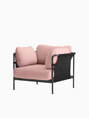 Uma Lounge Chair Can da HAY com estofamento em tecido rosa e estrutura preta, vista de frente levemente em ângulo.