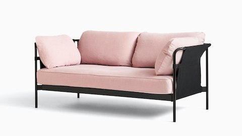 Um sofá Can da HAY de dois lugares, com estofamento em tecido rosa e estrutura preta, visto de frente levemente em ângulo.