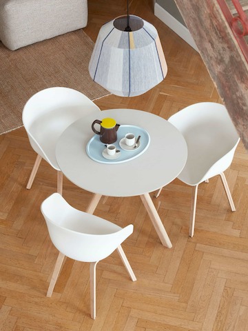 Visão de cima da mesa Copenhague – redonda cercada por três cadeiras About A Chair.