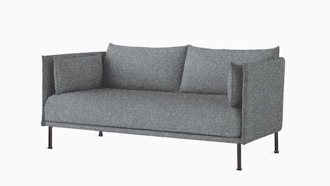 Um sofá Silhouette da HAY de três lugares com estofamento em tecido cinza escuro, visto de frente levemente em ângulo.