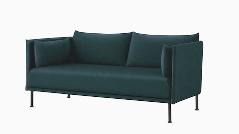 Um sofá Silhouette da HAY de três lugares com estofamento em tecido azul escuro, visto de frente levemente em ângulo.