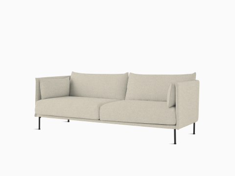 Um sofá Silhouette de 3 lugares da HAY estofado em tecido creme, visto de frente ligeiramente em ângulo.