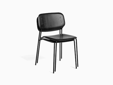Dos sillas Soft Edge en negro, apiladas, vistas desde un ángulo.