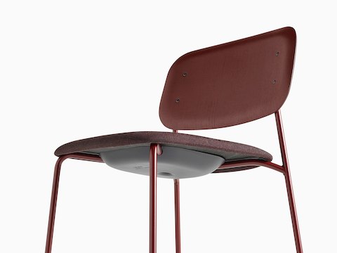 Primer plano del lado inferior de una silla Soft Edge en rojo.