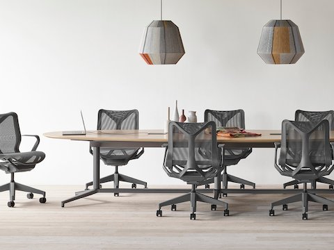 Un esquema de oficina que presenta una mesa de conferencias Headway con una base en Y rodeada por seis sillas para oficinas Cosm.