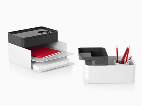 Duas configurações de itens de armazenamento de área de trabalho empilháveis ​​Formwork, incluindo bandejas de papel, caixas grandes e pequenas e uma xícara de lápis.